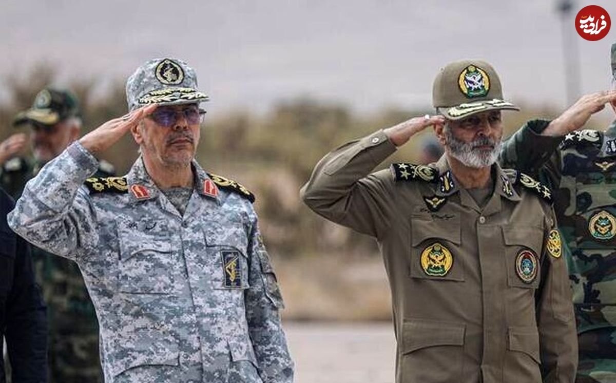 عکس؛ سفر به تاریخ؛ «سرلشکر موسوی و سرلشکر باقری» سوار بر خودروی ارتشی در حال سان دیدن از هوانیروز