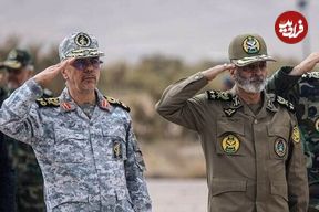 عکس؛ سفر به تاریخ؛ «سرلشکر موسوی و سرلشکر باقری» سوار بر خودروی ارتشی در حال سان دیدن از هوانیروز