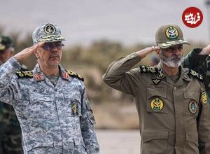 عکس؛ سفر به تاریخ؛ «سرلشکر موسوی و سرلشکر باقری» سوار بر خودروی ارتشی در حال سان دیدن از هوانیروز