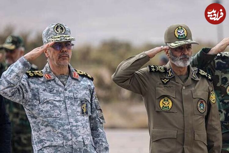 عکس؛ سفر به تاریخ؛ «سرلشکر موسوی و سرلشکر باقری» سوار بر خودروی ارتشی در حال سان دیدن از هوانیروز