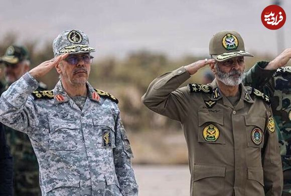 عکس؛ سفر به تاریخ؛ «سرلشکر موسوی و سرلشکر باقری» سوار بر خودروی ارتشی در حال سان دیدن از هوانیروز
