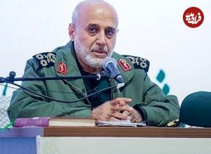 عکس؛ سفر در زمان؛ «سرلشکر رشید و رهبر انقلاب» در حال نصب درجه سرلشکری عزیز جعفری؛ سال 86