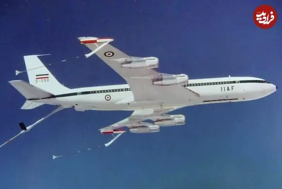 عکس| سفر زمان؛ یک مهماندار خانم روی پله های هواپیمای ایران ایر؛ اواسط دهه 50