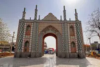 عکس| سفر به عصر قاجار؛ عابران با پای برهنه و درشکه ها در دروازه دولت تهران