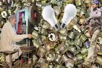 ببینید| فرآیند تولید انبوه سرپیچ لامپ در کارگاهی در پاکستان