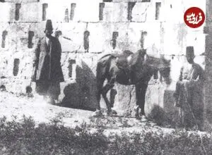 عکس| سفر زمان؛ عکس یادگاری مردان قاجاری در کنار «کعبه زرتشت»