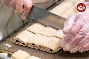 ببینید| غذای خیابانی در آمریکا؛ پخت کوکی با مربای تمشک و شکلات در شیکاگو