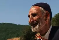 (ویدئو) ترفند بامزه پیرمرد روستایی برای به دست آوردن عشقش!