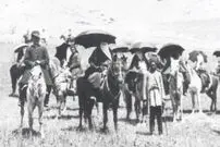 (تصاویر) سفر به عصر قاجار؛ اردوی سلطنتی در لواسان و قلیان‌کشی صدراعظم