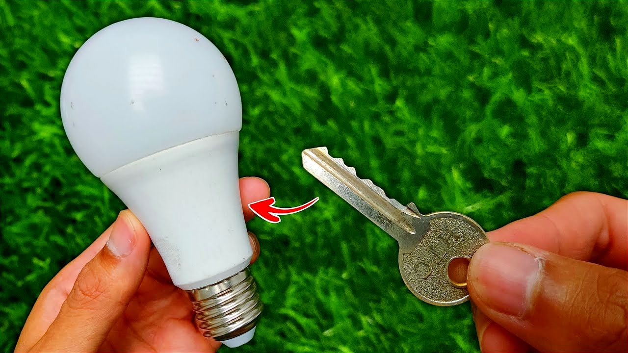 (ویدئو) چگونه با کلید فلزی یک لامپ قدیمی ال ای دی (LED) را تعمیر کنیم؟