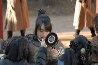 عکس| سفر زمان؛ «جومونگ» با هندزفری در کنار «سایونگ و بیورها» در پشت‌صحنه سریال جومونگ