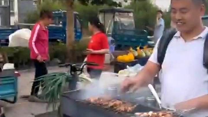 (ویدیو) ابتکار شگفت‌انگیز یک جوان چینی؛ بستن منقل به کمر و راه‌اندازی جیگرکی سیار!