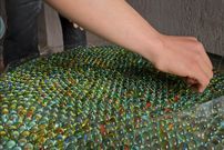 ببینید؛ مراحل تماشایی ساخت یک میز با استفاده از 1200 عدد تیله 