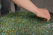 ببینید؛ مراحل تماشایی ساخت یک میز با استفاده از 1200 عدد تیله 
