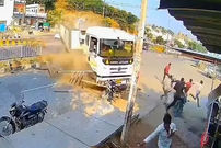 ببینید| کامیون خارج از کنترل به یک کافه برخورد کرد