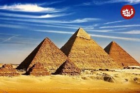 عکس؛ سفر در تاریخ؛ مرد مصری در حال سیگار کشیدن بر فراز هرم جیزه مصر؛ سال 1360