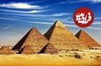 عکس؛ سفر در تاریخ؛ مرد مصری در حال سیگار کشیدن بر فراز هرم جیزه مصر؛ سال 1360