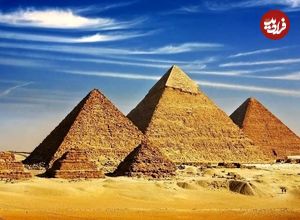 عکس؛ سفر در تاریخ؛ مرد مصری در حال سیگار کشیدن بر فراز هرم جیزه مصر؛ سال 1360
