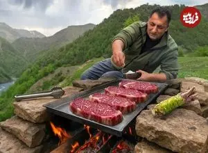 ببینید| غذای روستایی در آذربایجان؛ پخت استیک گوشت گاو در کوهستان