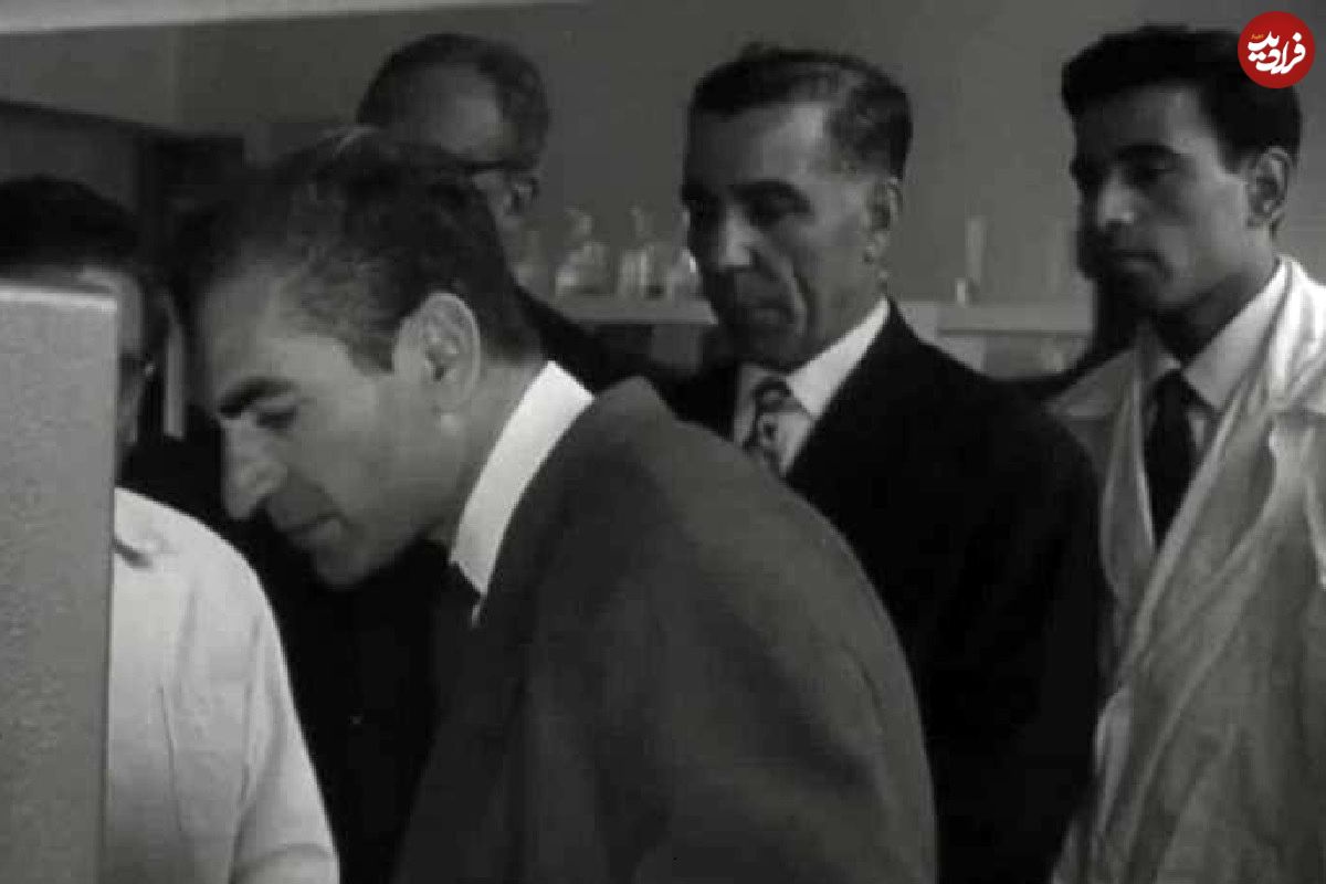 عکس؛ بازدید محمدرضا پهلوی از مرکز کامپیوتر دانشگاه مشهد