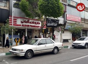 (عکس) ایران قدیم؛ زن آمریکایی مقابل داروخانه آلمانی در «کرج»؛ سال 1334