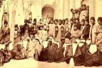عکس| سفر به تهران قدیم؛ مردم در حیاط «امامزاده صالح» تجریش در عصر قاجار؛ سال 1274