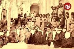 عکس| سفر به تهران قدیم؛ مردم در حیاط «امامزاده صالح» تجریش در عصر قاجار؛ سال 1274