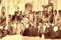 عکس| سفر به تهران قدیم؛ مردم در حیاط «امامزاده صالح» تجریش در عصر قاجار؛ سال 1274