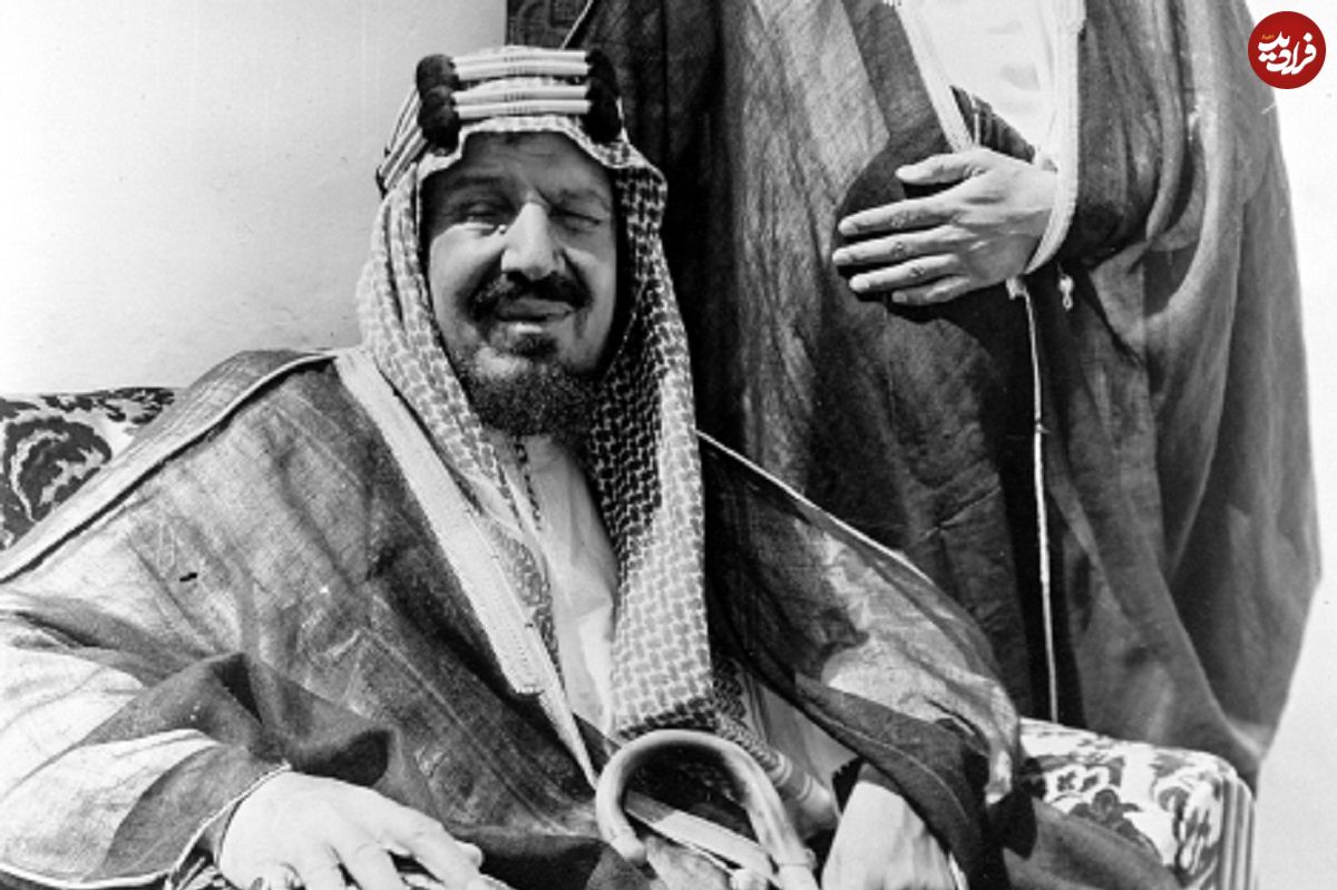 عکس؛ سفر به زمان؛ «پادشاه اول عربستان و فرماندار کل پاکستان در حال خوردن یک بره کامل»؛ سال 1331