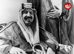 عکس؛ سفر به زمان؛ «پادشاه عربستان و فرماندار کل پاکستان در حال خوردن بره کامل»؛ سال 1331