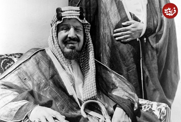 عکس؛ سفر به زمان؛ «پادشاه اول عربستان و فرماندار کل پاکستان در حال خوردن یک بره کامل»؛ سال 1331