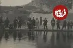 عکس| سفر زمان؛ عکس یادگاری «بوکانی‌ها» در کنار قلعه سردار و چشمه بوکان؛ یک قرن قبل
