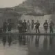 عکس| سفر زمان؛ عکس یادگاری «بوکانی‌ها» در کنار قلعه سردار و چشمه بوکان؛ یک قرن قبل