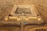 عکس| سفر به ایران قدیم؛ تصویری از حیاط شلوغ یک کاروانسرا در دوران قاجار