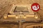 عکس| سفر به ایران قدیم؛ تصویری از حیاط شلوغ یک کاروانسرا در دوران قاجار