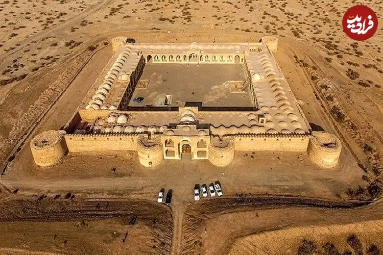 عکس| سفر به ایران قدیم؛ تصویری از حیاط شلوغ یک کاروانسرا در دوران قاجار