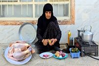 ببینید؛ غذای روستایی در ایلام؛ پخت واویشکای مرغ توسط مادربزرگ روستایی