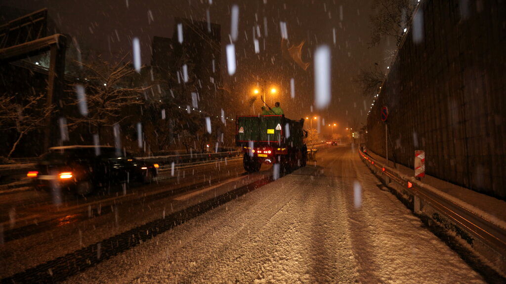 (ویدئو) برف شبانه خیابان‌های تهران را بند آورد