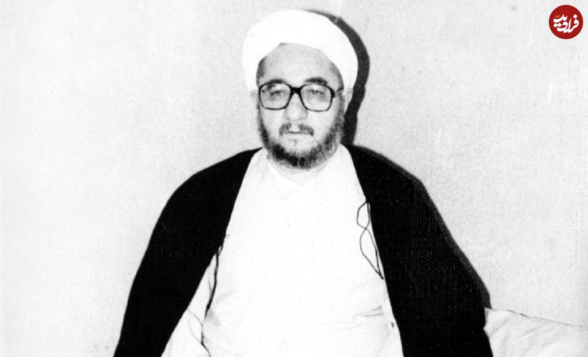 عکس؛ سفر در زمان؛ «محمدصادق خلخالی در کنار امام خمینی در یکی از دیدارها»؛ بهمن 57
