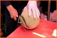 ببینید| مهارت میوه فروش کره ای در برش زدن آناناس، طالبی و آناناس