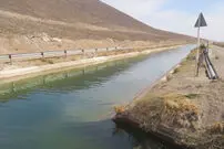 (ویدئو) سقوط وحشتناک عابر پیاده در کانال آب