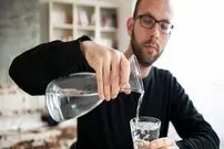 نظریه جدید محققان: نوشیدن آب هنگام غذا خوردن ممکن است باعث پرخوری شود!