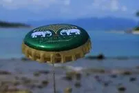 عکس؛ هنر خیابانی؛ خلاقیت هنرمند بریتانیایی که «درِ نوشابه» را به «چتری برای یک قرار عاشقانه» تبدیل کرده است