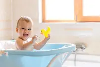 نوزادان چند بار در هفته به حمام نیاز دارند؟ پژوهش جدید پاسخ می‌دهد