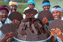 ببینید| غذای روستایی در هند؛ تهیه شیک شکلات تلخ به روش پدر و پسران هندی