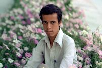 عکس؛ سفر به تاریخ؛ «شهید حسن باقری» (برادر سرلشکر باقری) در کنار «غار اصحاب کهف» در اردن؛ سال 1358