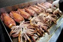 ببینید| غذای خیابانی در کره؛ کباب کردن ماهی مرکب و ماهی ماکرل در سئول