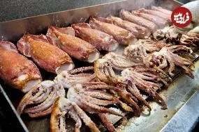 ببینید| غذای خیابانی در کره؛ کباب کردن ماهی مرکب و ماهی ماکرل در سئول