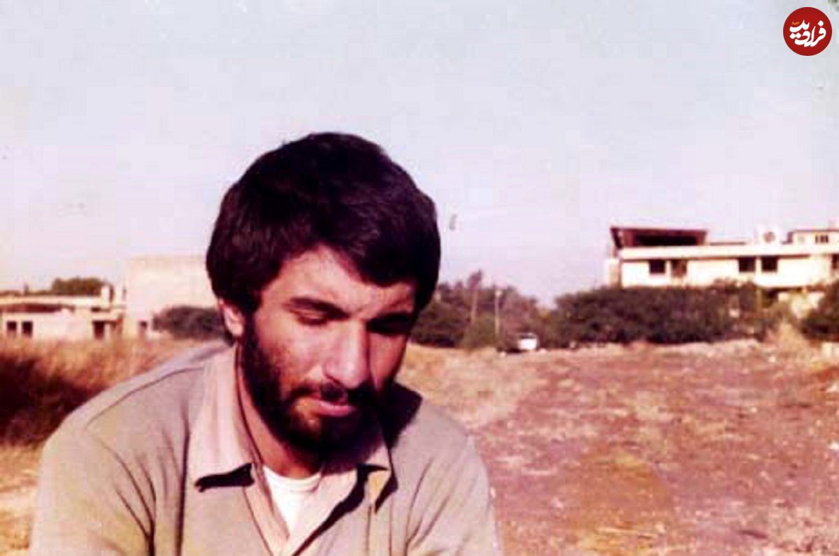 عکس؛ سفر در زمان؛ «محمد جهان آرا» در کنار دو همرزم اش در جبهه؛ سال 60
