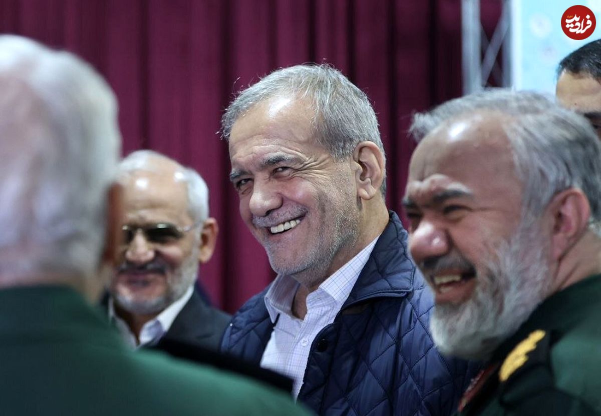 عکس؛ سفر به تاریخ؛ «مسعود پزشکیان» با جلیقه و لباس نظامی در قایق در دوران جنگ؛ دهۀ 60